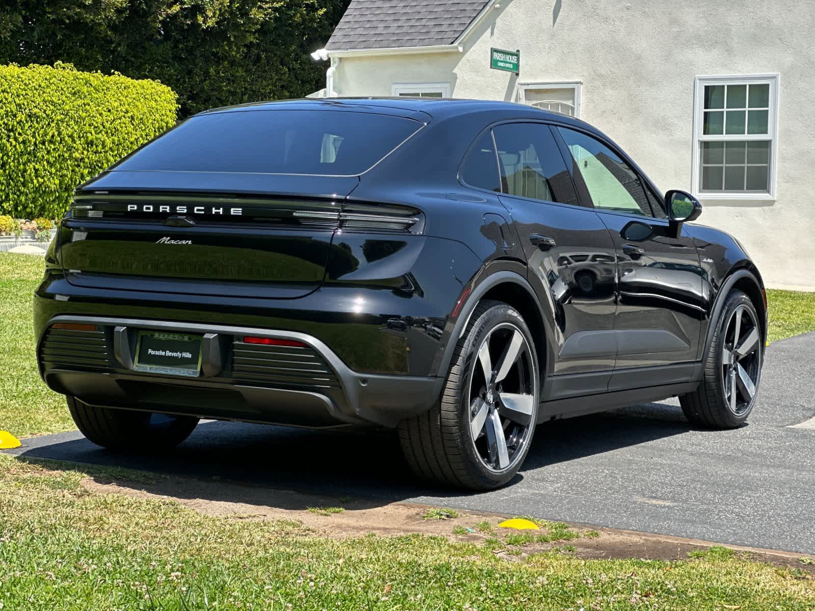 New 2026 Porsche Macan Electric RWD image 8