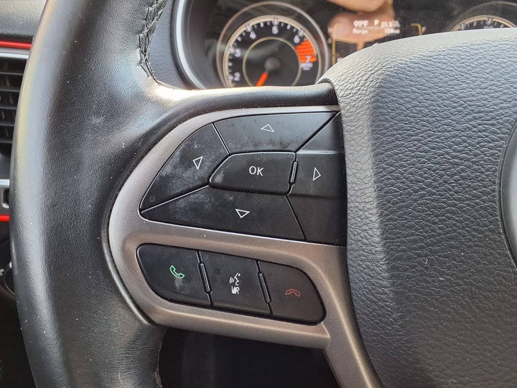 Used 2019 Jeep Cherokee Latitude Plus AWD/4WD image 17