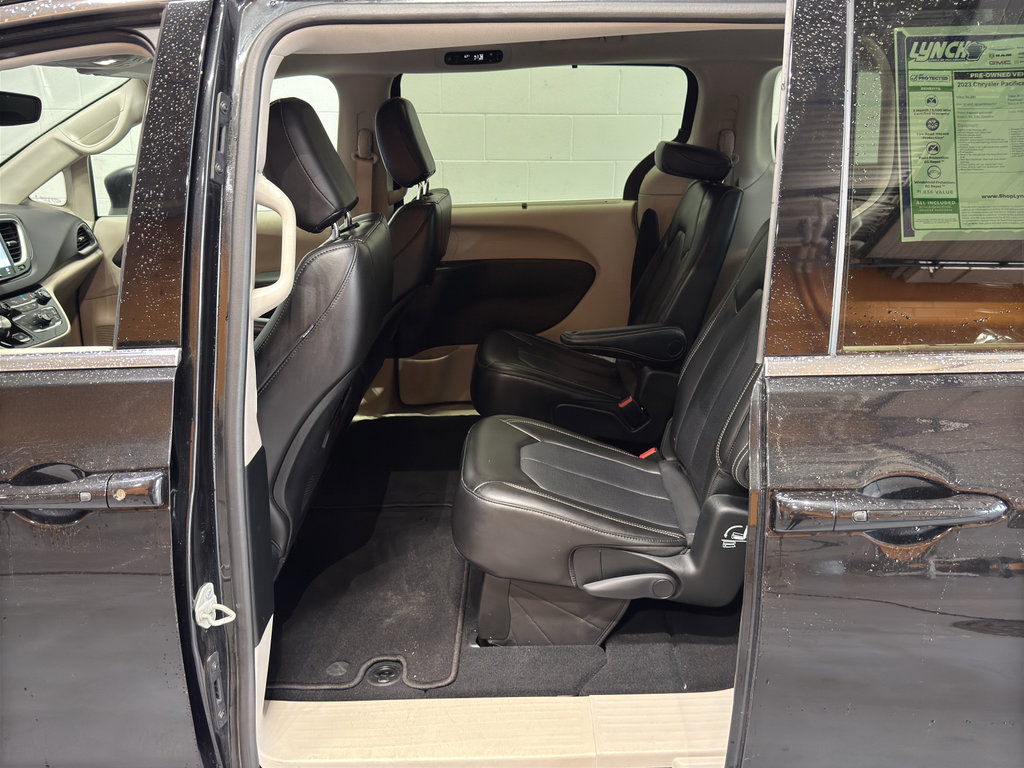 Used 2023 Chrysler Pacifica Touring-L FWD image 10