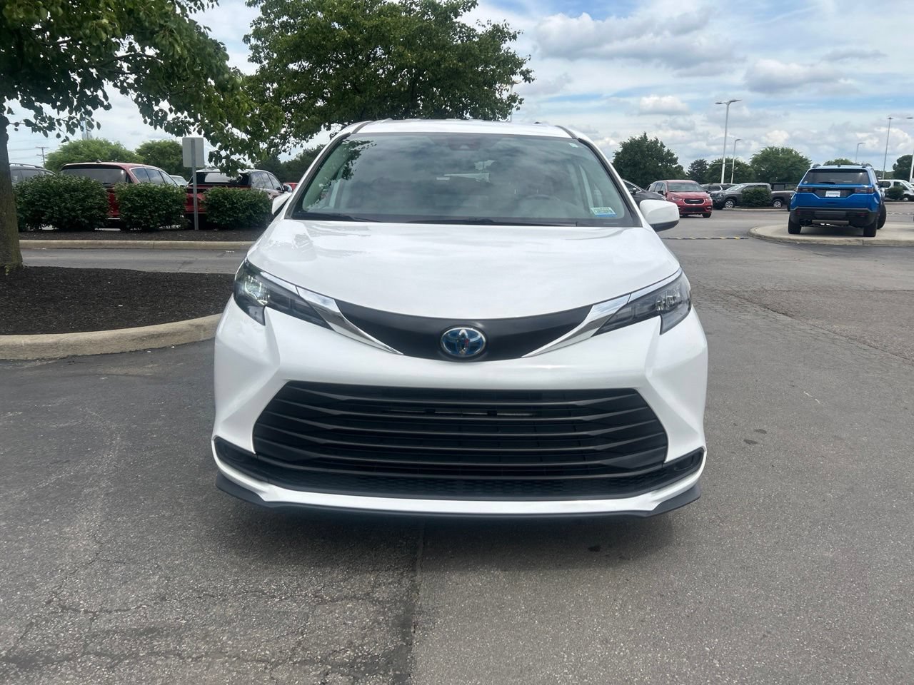 Used 2024 Toyota Sienna LE AWD/4WD image 8