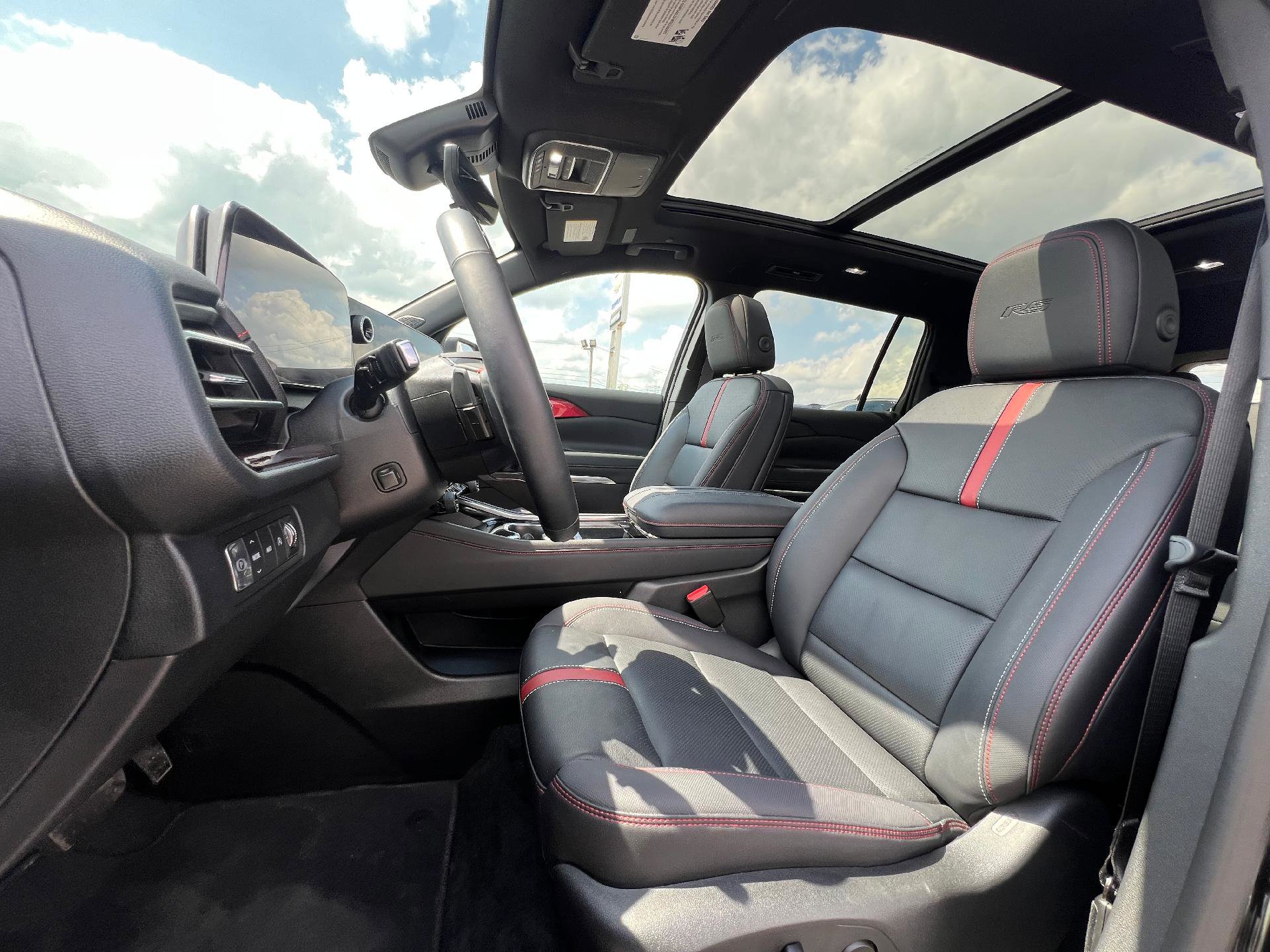 Used 2024 Chevrolet Traverse RS image 9