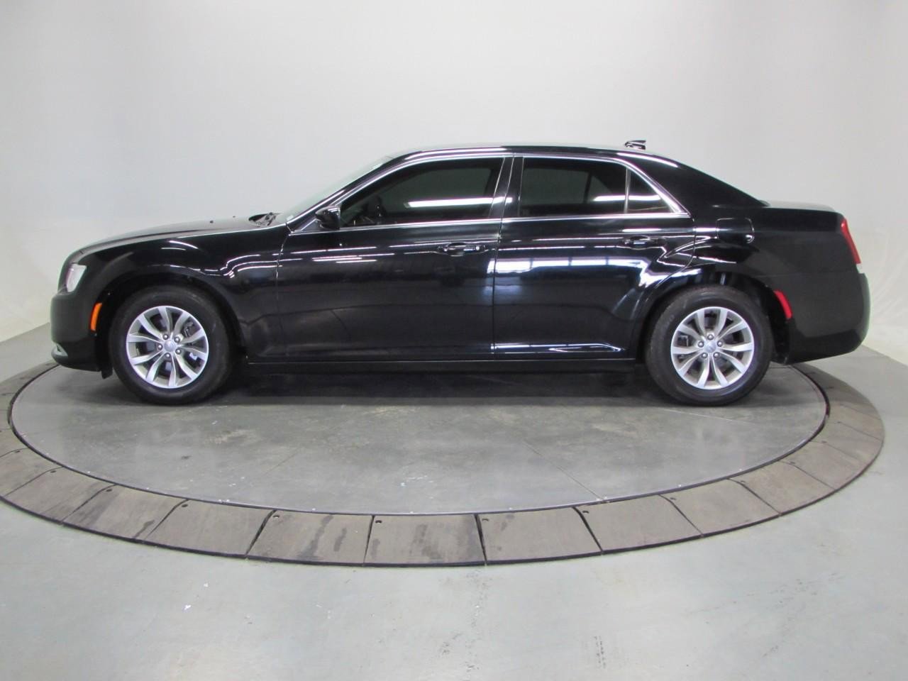 Used 2020 Chrysler 300 Touring image 4