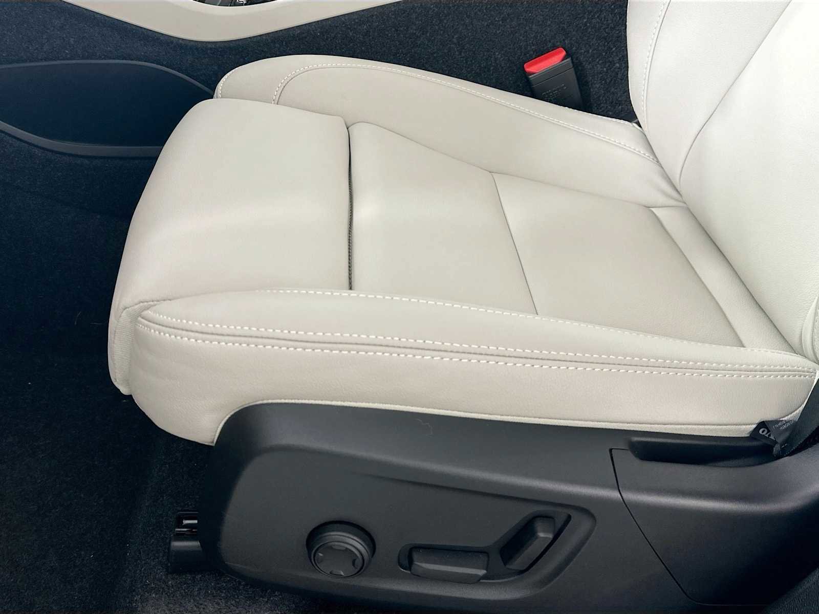 Used 2025 Volvo XC40 B5 Ultra w/ Protection Package image 17