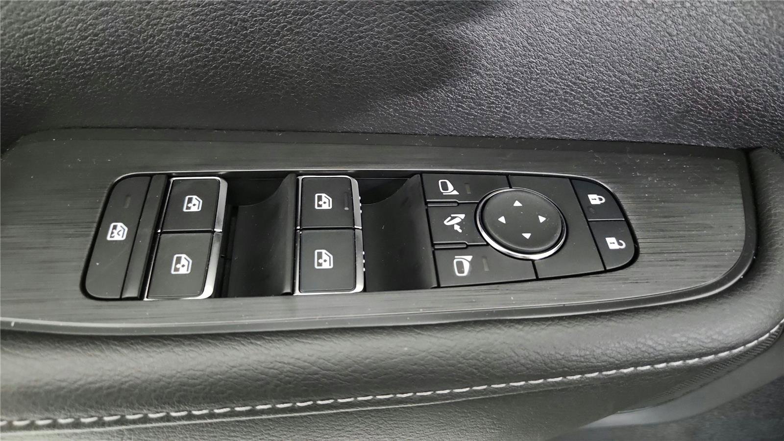 Certified 2025 Nissan Armada SL w/ Captain's Chari Seat Package AWD/4WD image 10