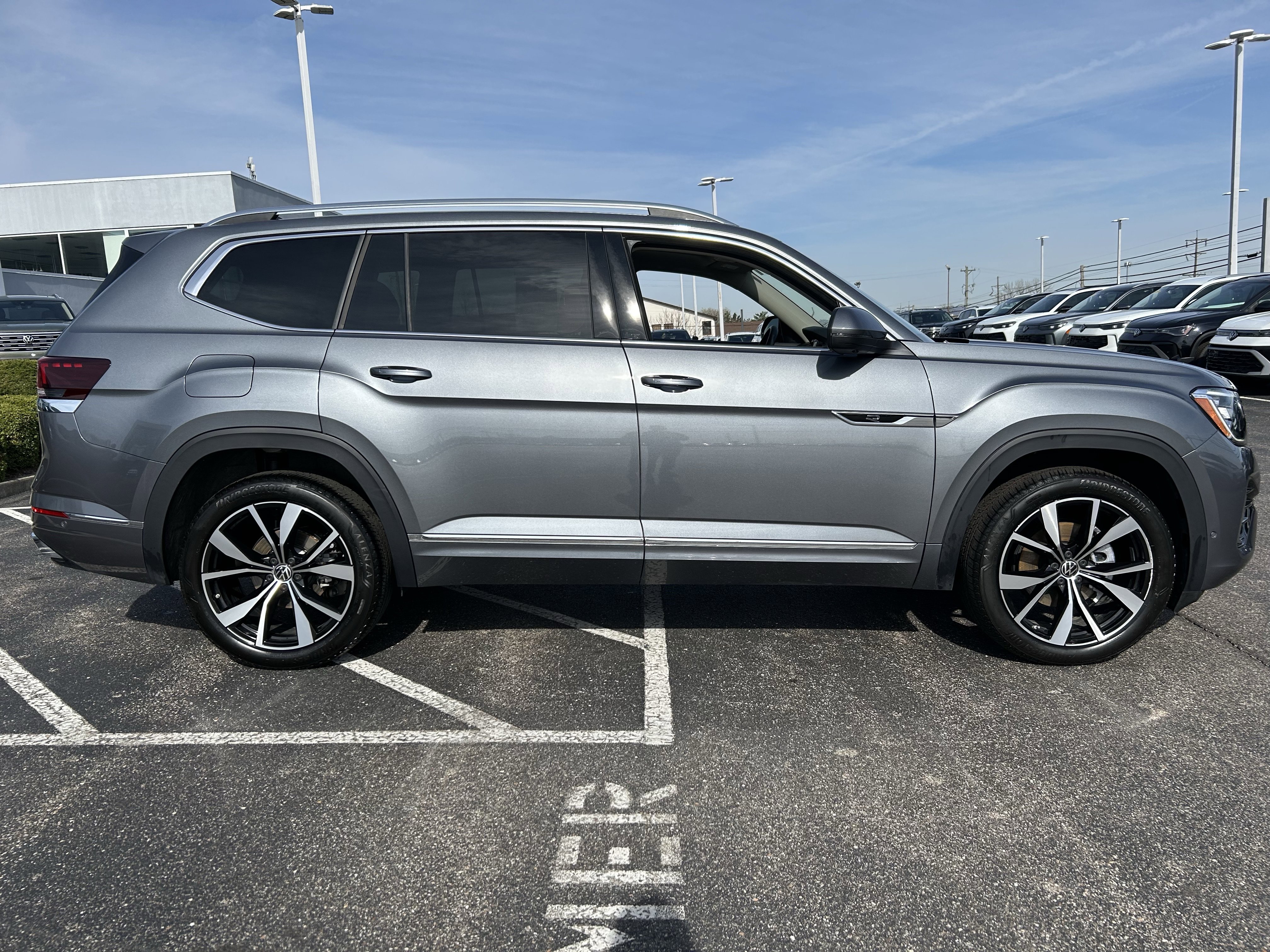 Certified 2025 Volkswagen Atlas SEL Premium R-Line image 8