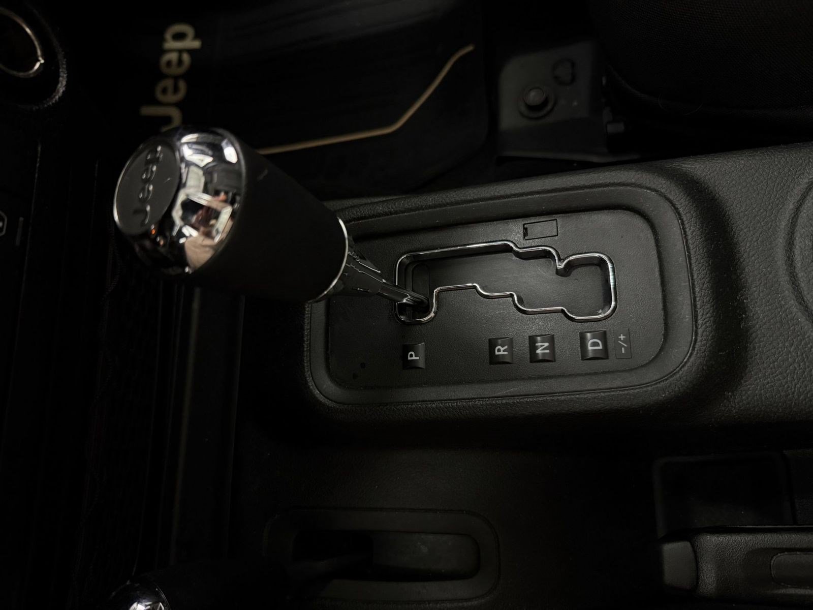 Used 2018 Jeep Wrangler Unlimited Rubicon w/ Connectivity Group AWD/4WD image 15