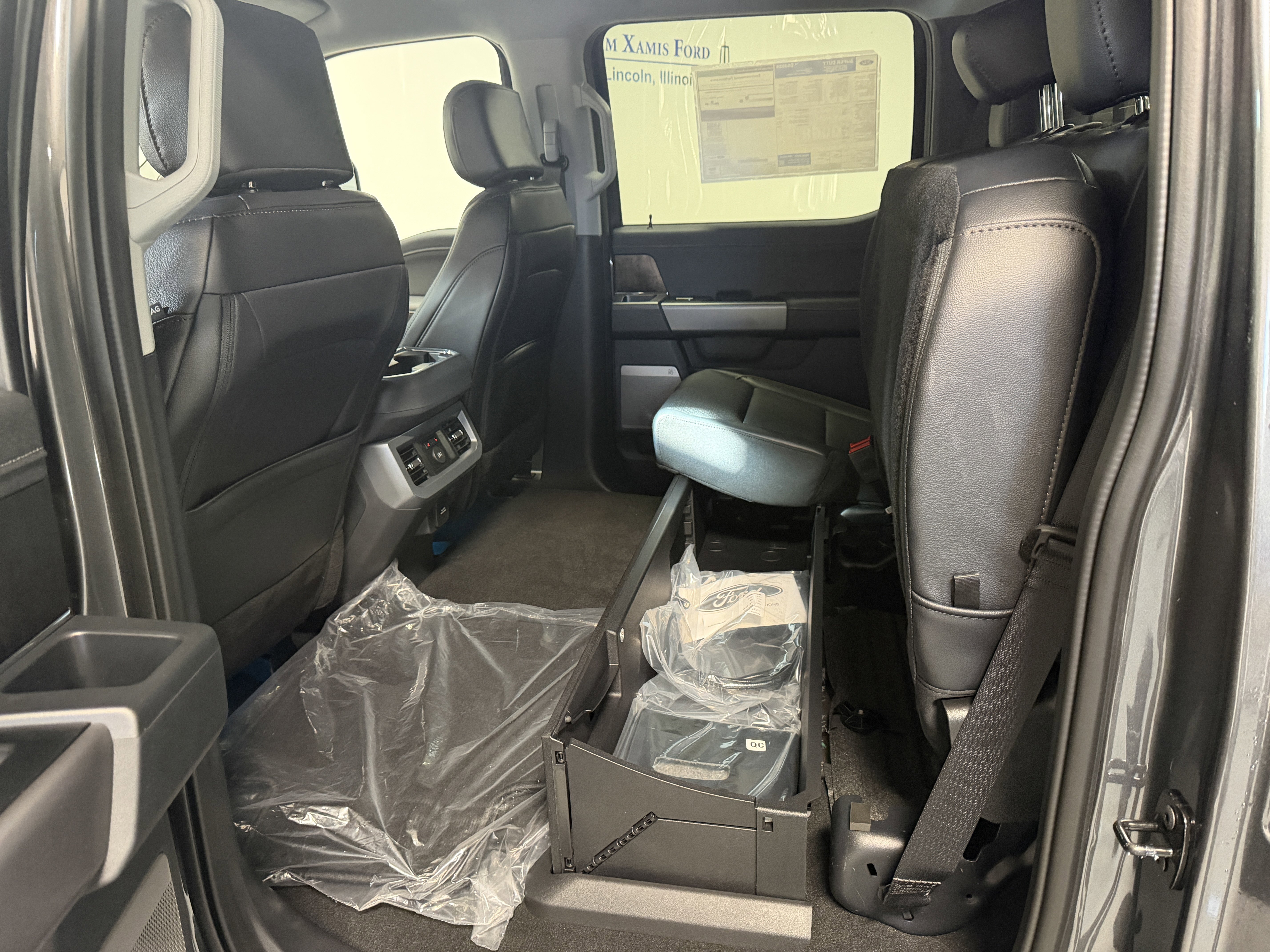 New 2026 Ford F250 Lariat w/ Black Appearance Package image 28