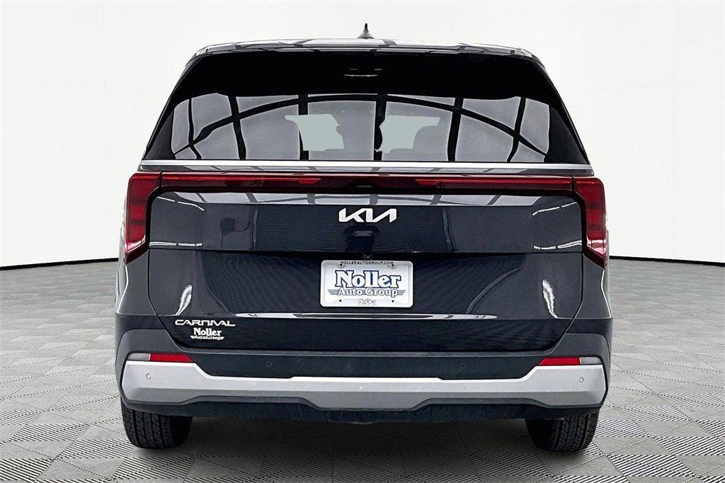 Used 2025 Kia Carnival image 4
