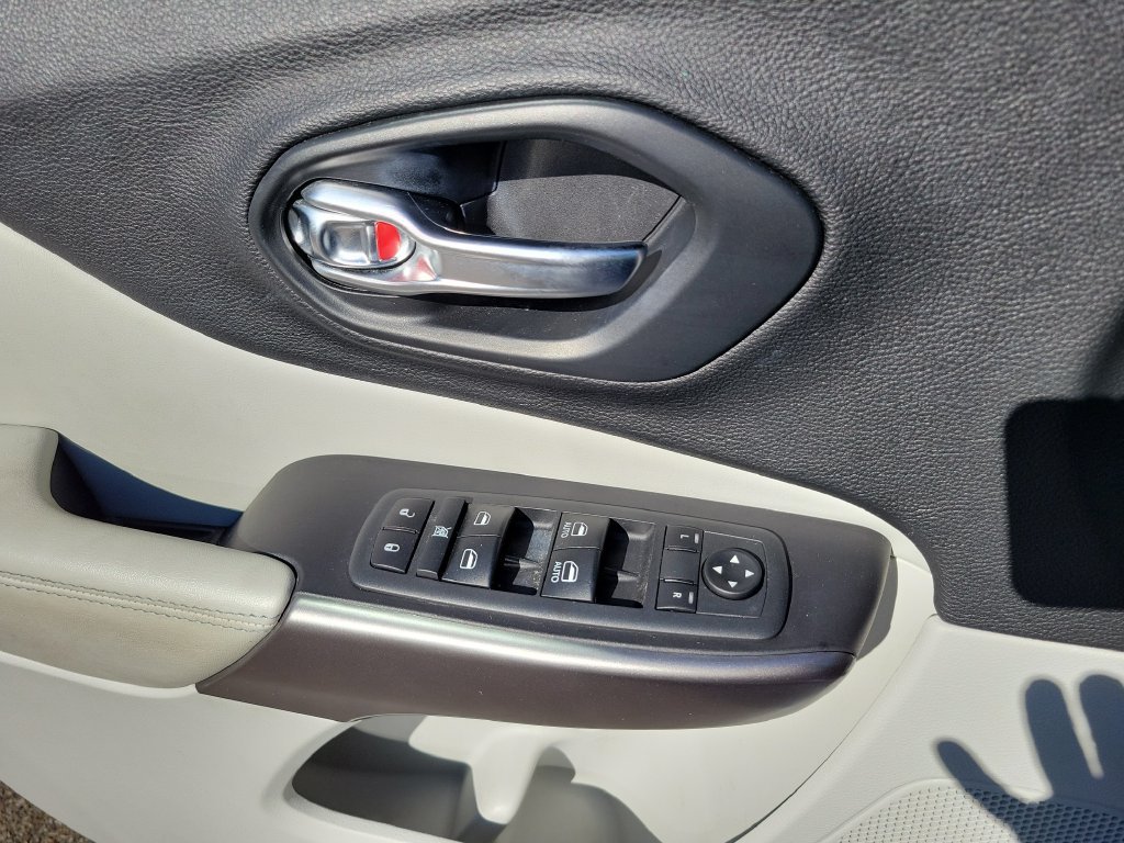 Used 2020 Jeep Cherokee Latitude Plus FWD image 31