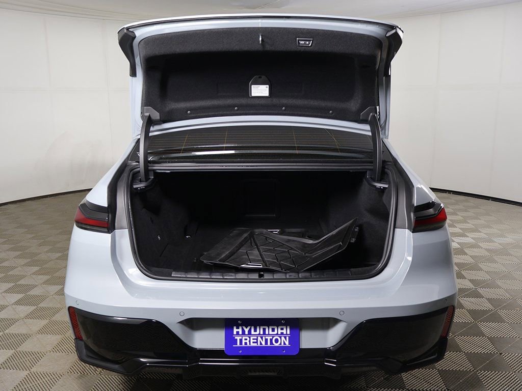 Used 2025 BMW i7 xDrive60 w/ Premium Package AWD/4WD image 19