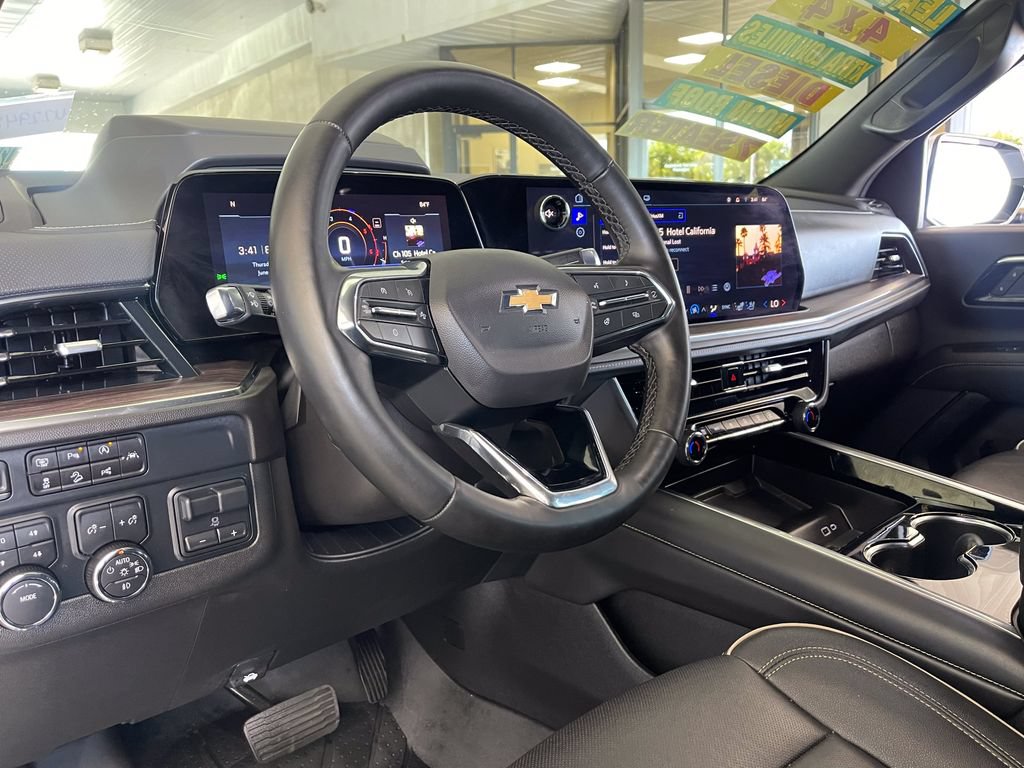 Used 2025 Chevrolet Suburban Premier AWD/4WD image 8