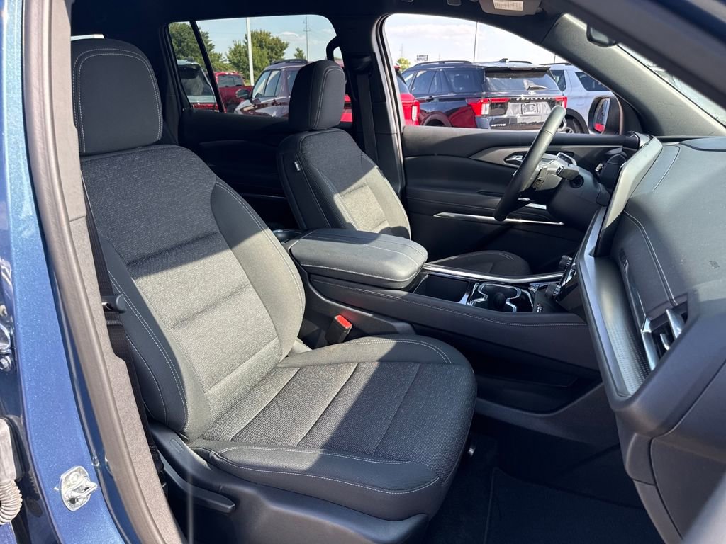 Used 2025 Chevrolet Traverse LT image 12