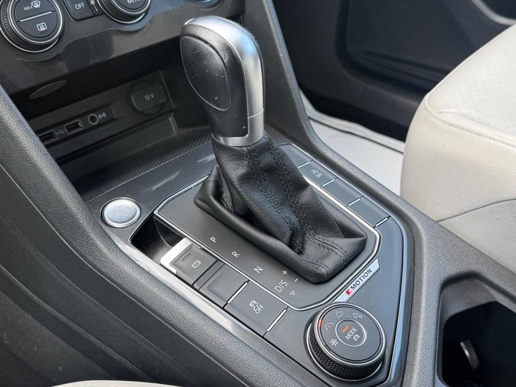 Used 2018 Volkswagen Tiguan SE AWD/4WD image 21