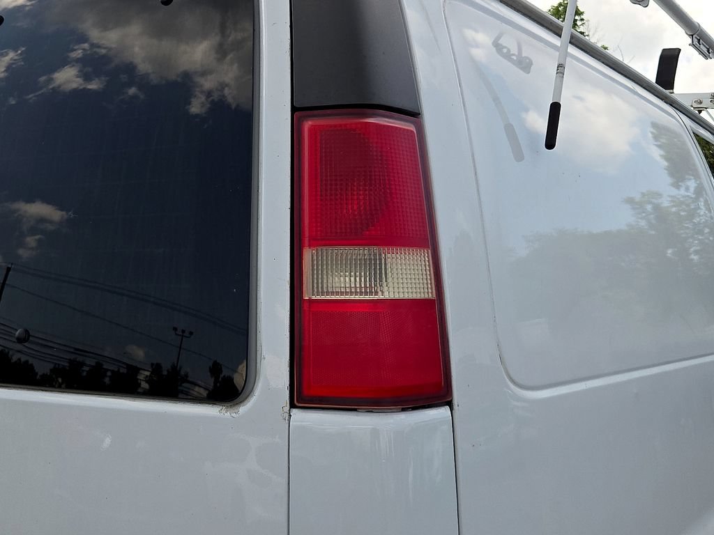 Used 2010 Chevrolet Express 1500 RWD image 16