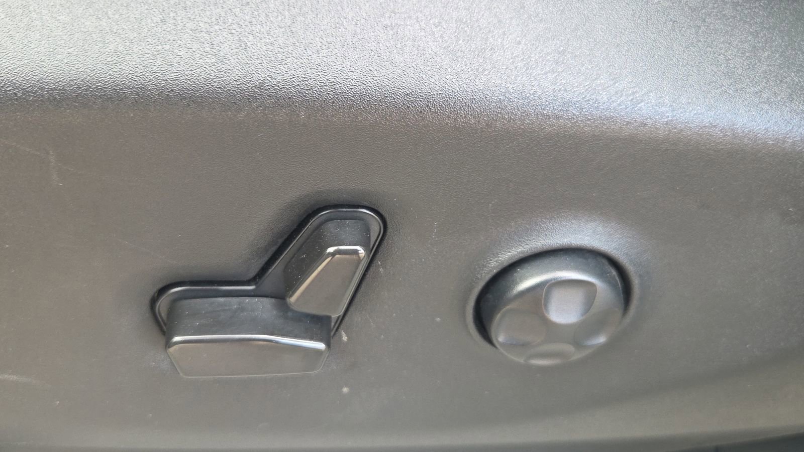 Used 2021 Chrysler Voyager Lxi FWD image 30