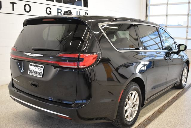 Used 2024 Chrysler Pacifica Touring-L FWD image 4