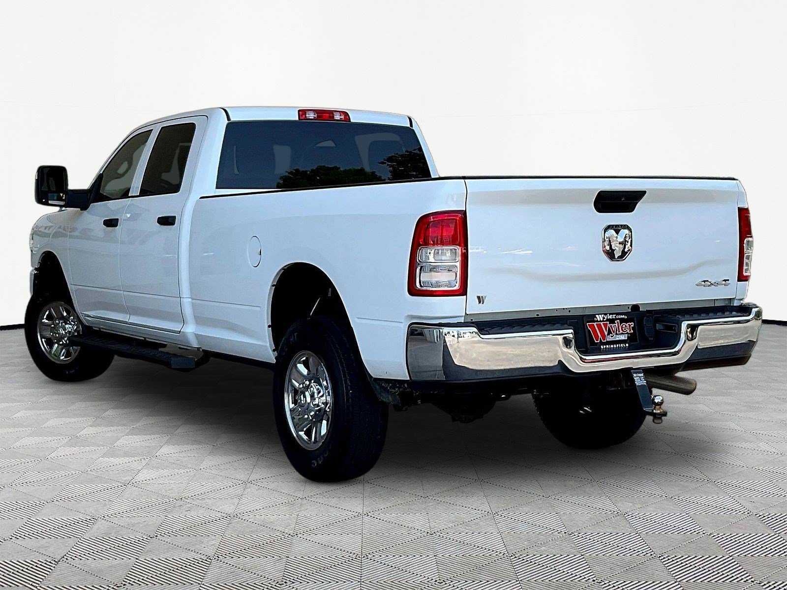 Used 2024 RAM 2500 Tradesman w/ Chrome Appearance Group AWD/4WD image 4