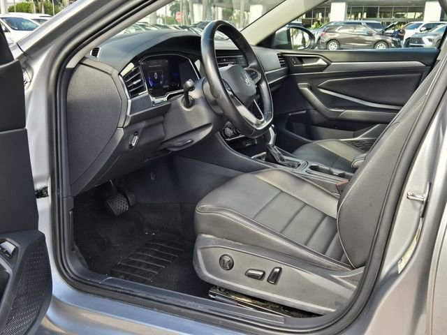 Certified 2023 Volkswagen Jetta SE w/ Panoramic Sunroof Package image 15