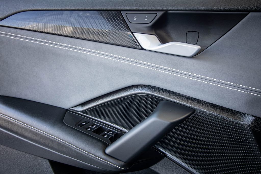 Certified 2025 Volkswagen Tiguan SE image 24