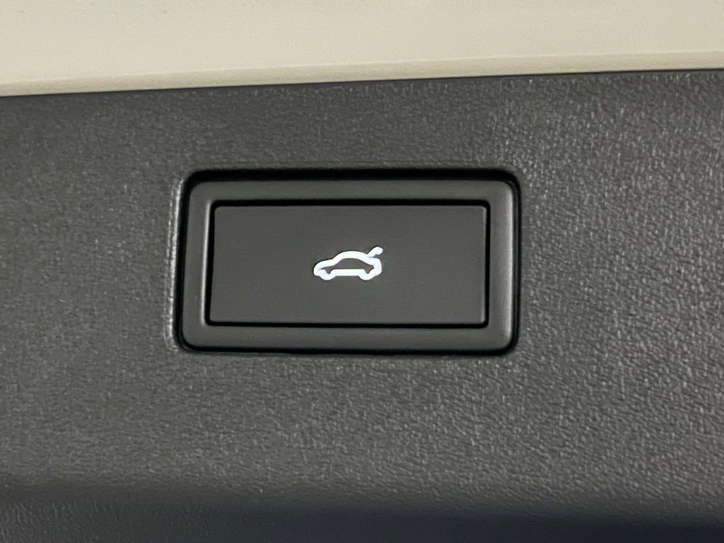 New 2025 Volkswagen Tiguan SE R-Line image 40