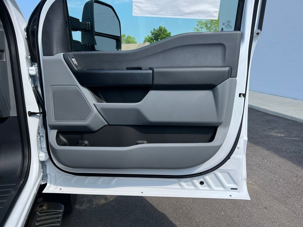 New 2025 Ford F550 4x4 Regular Cab Super Duty w/ XL Chrome Package image 15