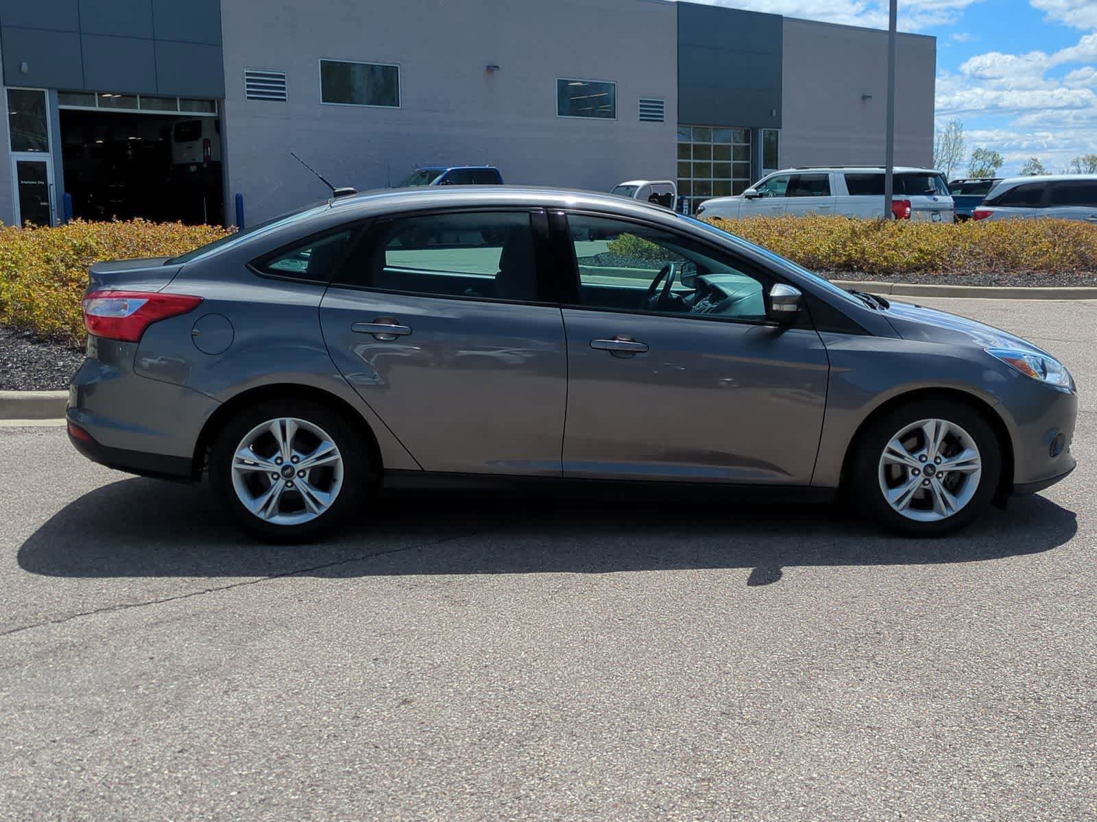 Used 2014 Ford Focus SE w/ SE Winter Package FWD image 9