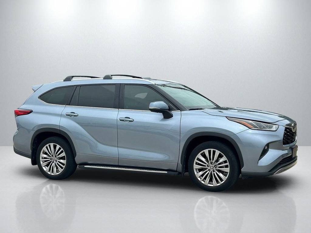 Used 2023 Toyota Highlander Platinum FWD image 4