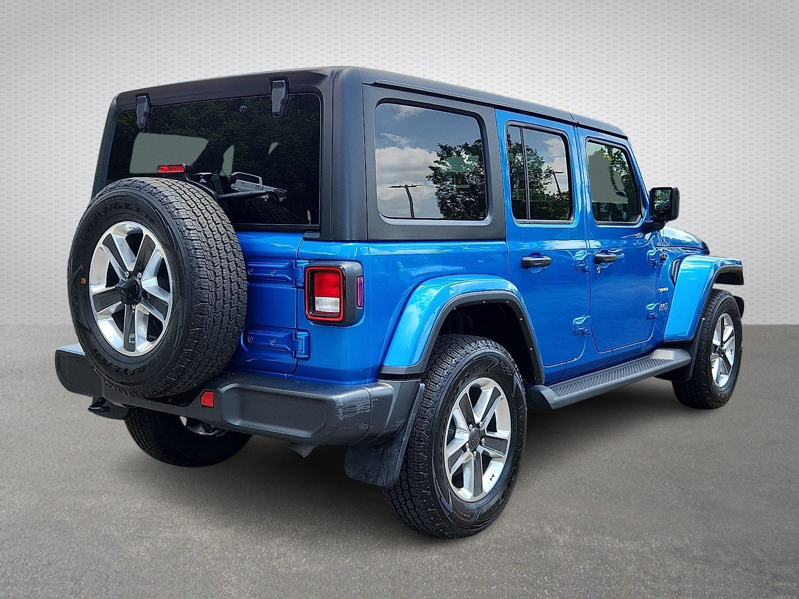 Used 2022 Jeep Wrangler Unlimited Sahara w/ Cold Weather Group AWD/4WD image 6