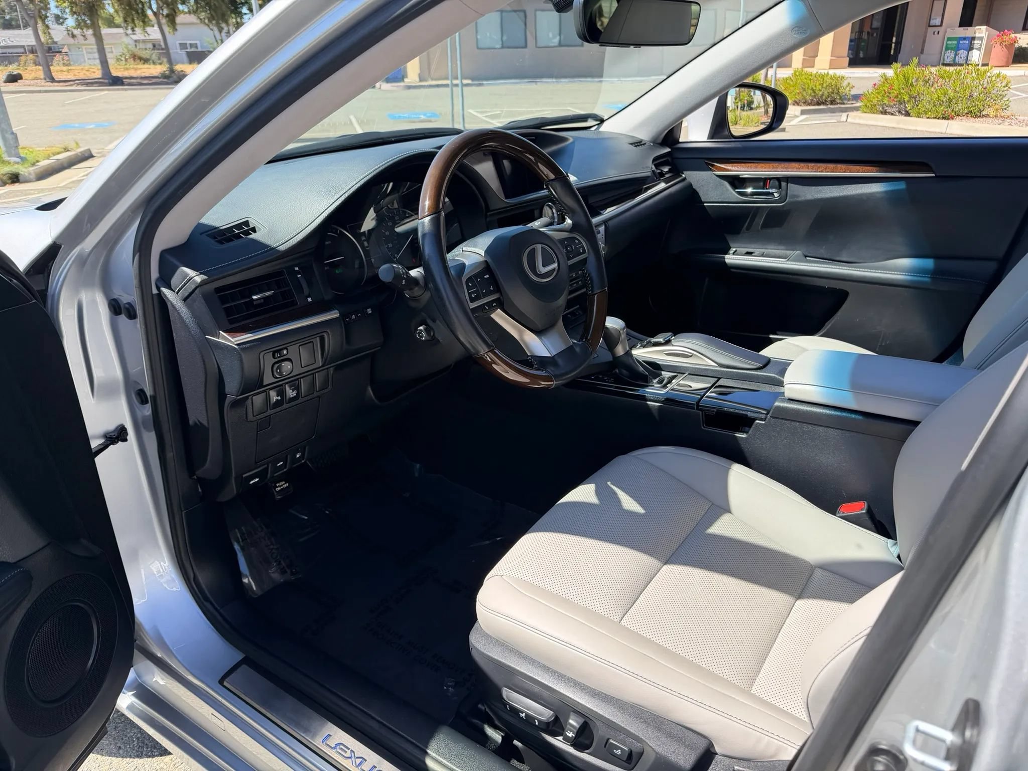 Used 2016 Lexus ES 300h w/ Navigation System Package FWD image 13