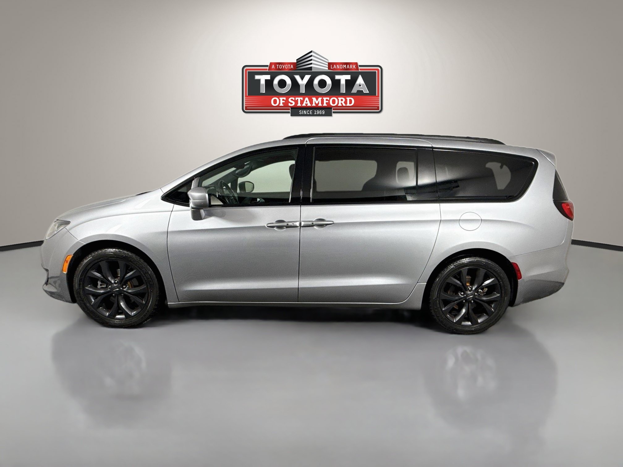 Used 2020 Chrysler Pacifica Touring-L Plus w/ S Appearance Package FWD image 4