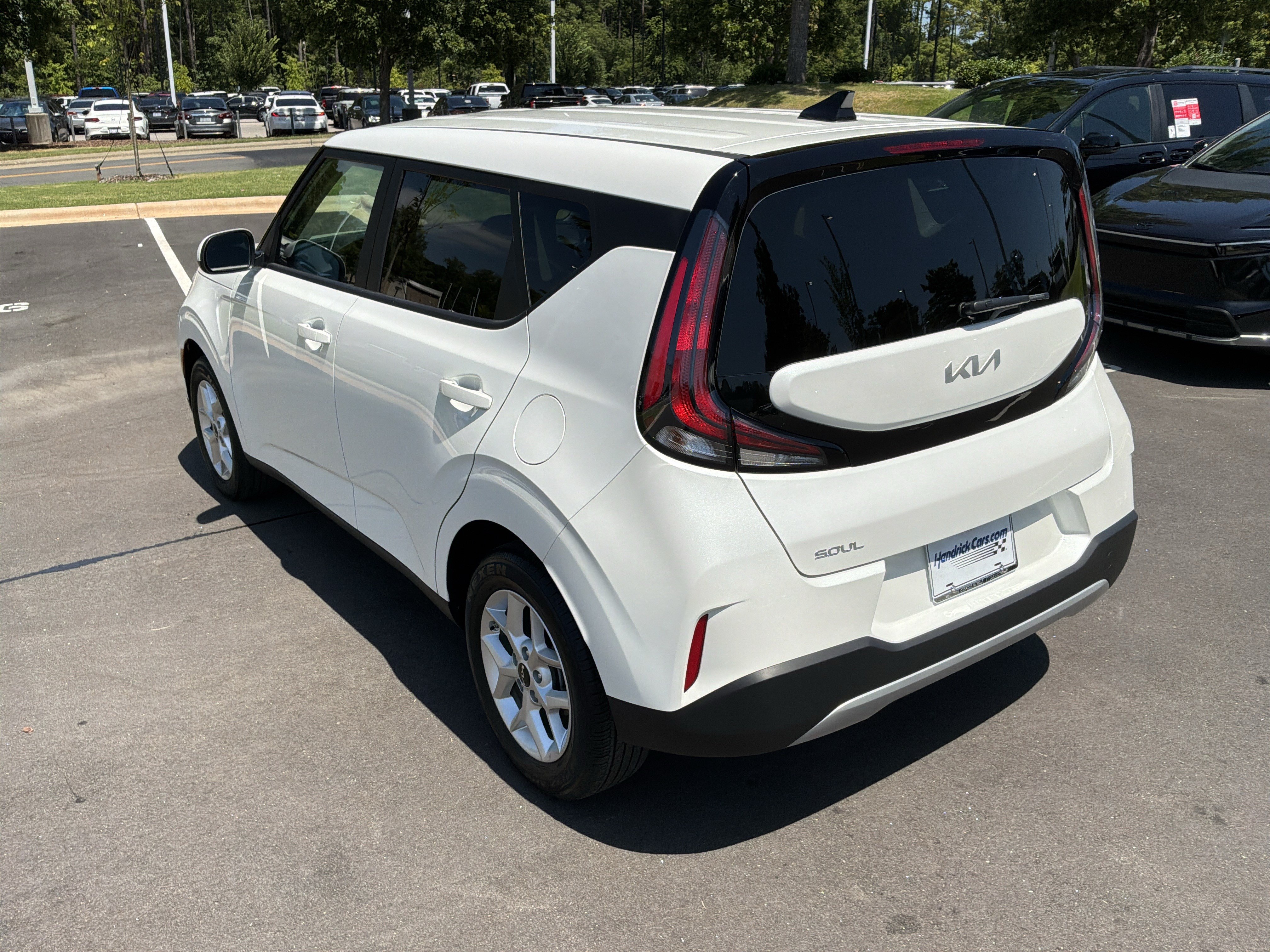 Used 2025 Kia Soul LX w/ LX Technology Package FWD image 8