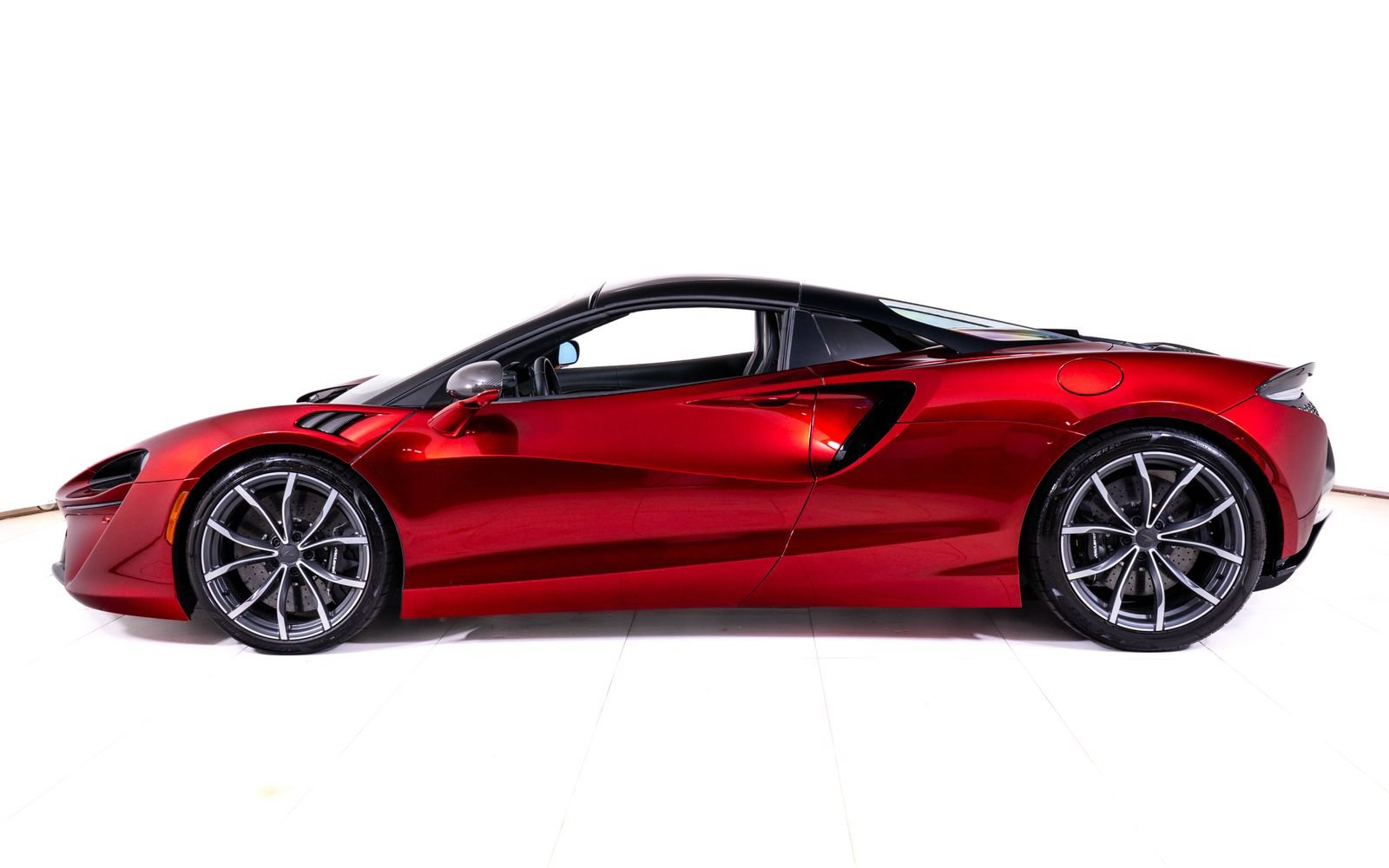 Used 2025 McLaren Artura Spider RWD image 3