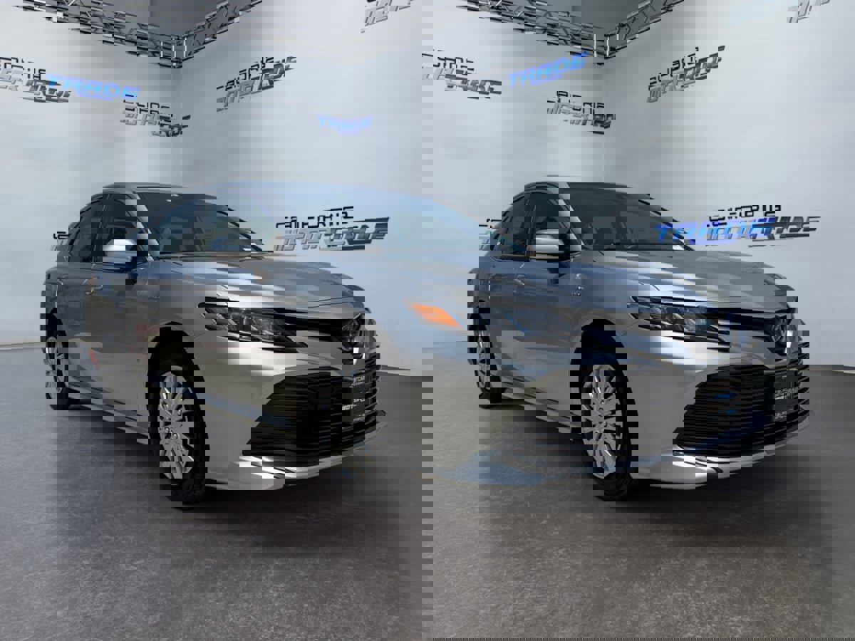 Used 2020 Toyota Camry LE image 3