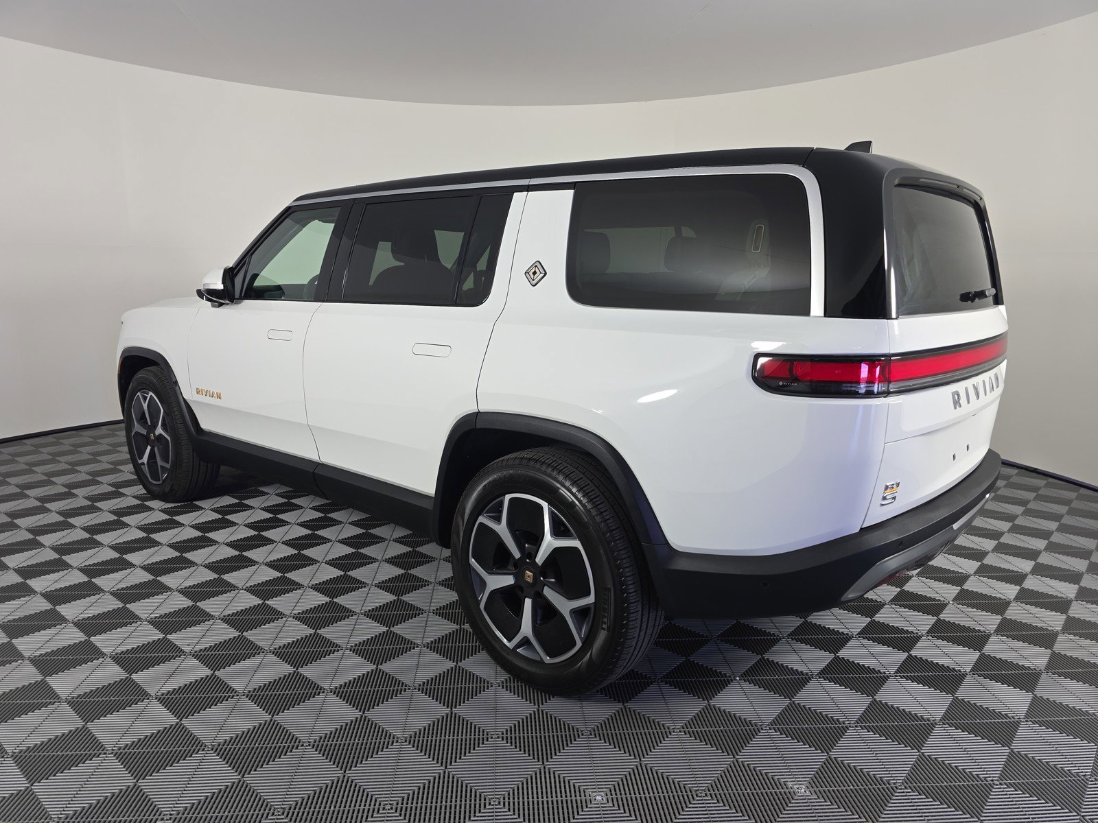 Used 2023 Rivian R1S Adventure image 3