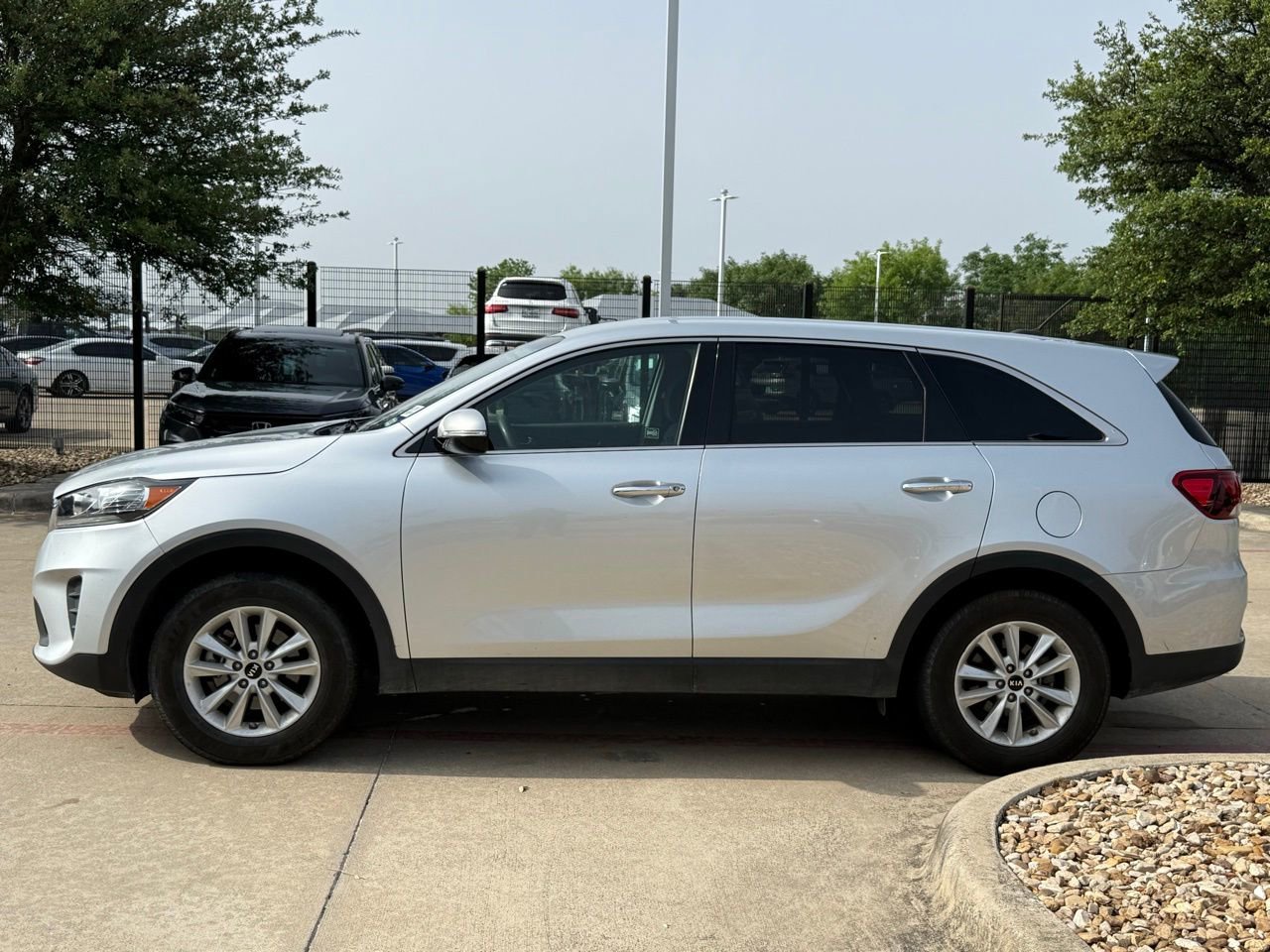 Used 2019 Kia Sorento FWD V6 image 2