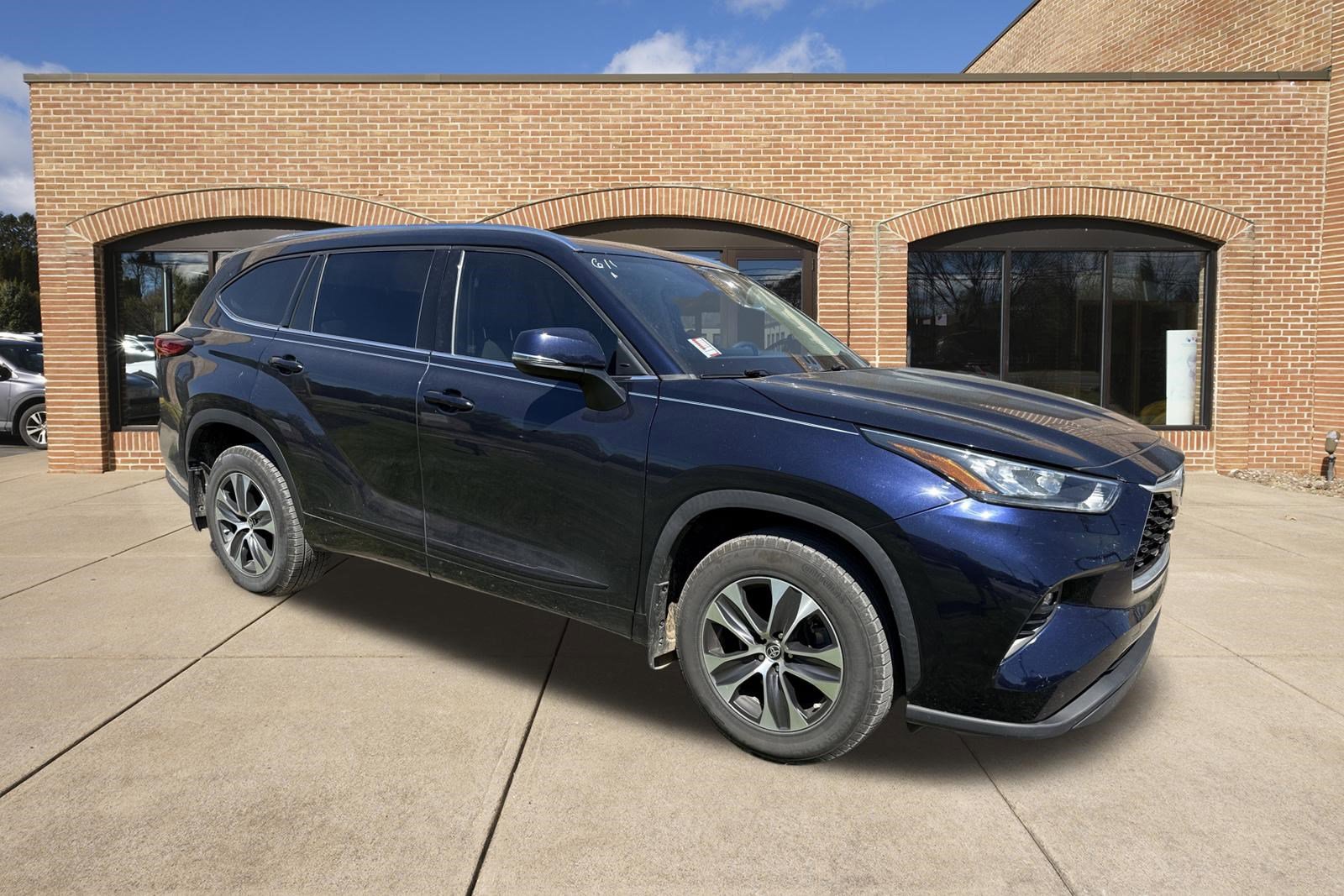 Used 2020 Toyota Highlander XLE AWD/4WD video 1