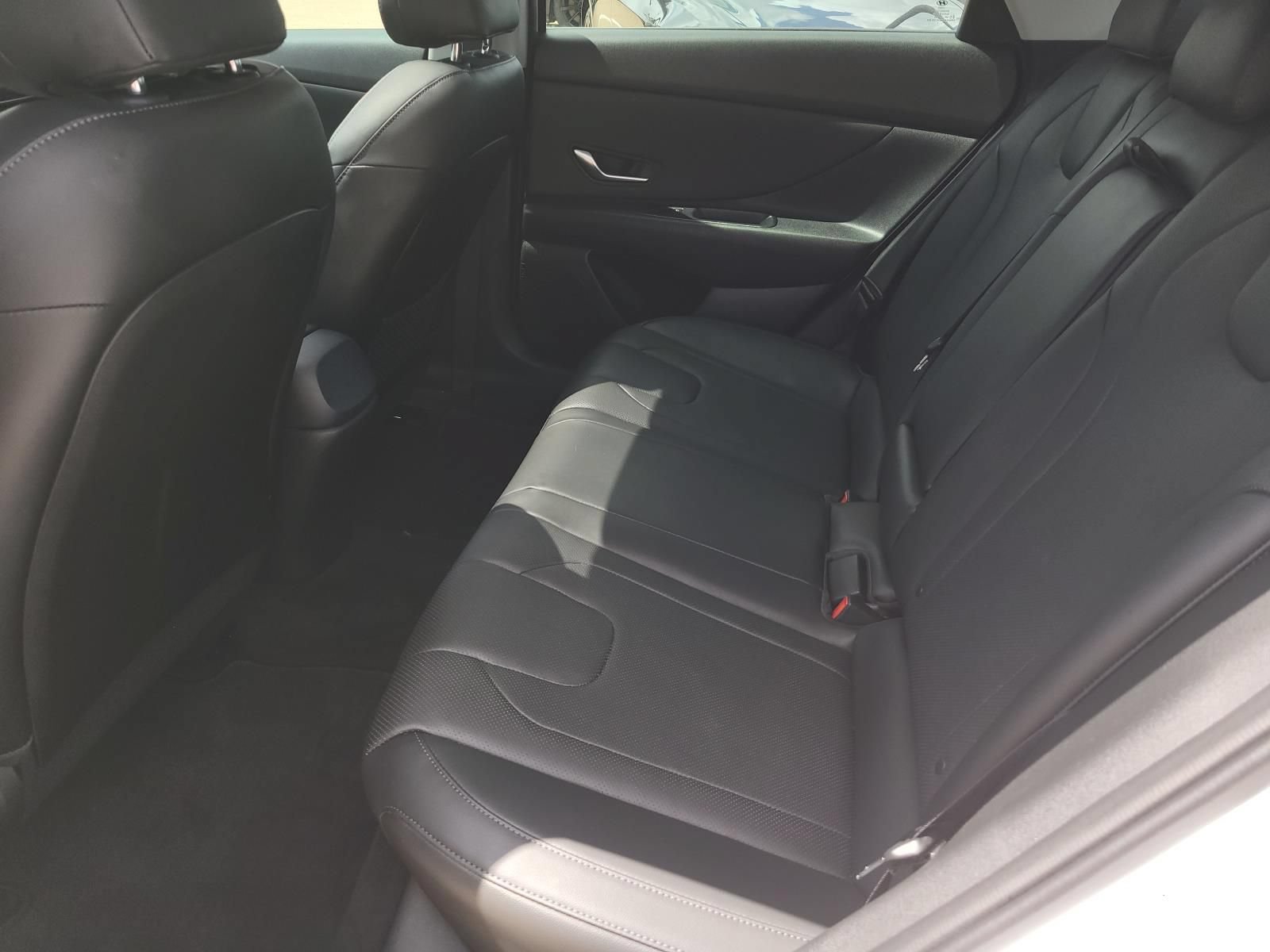 Used 2022 Hyundai Elantra Limited FWD image 11