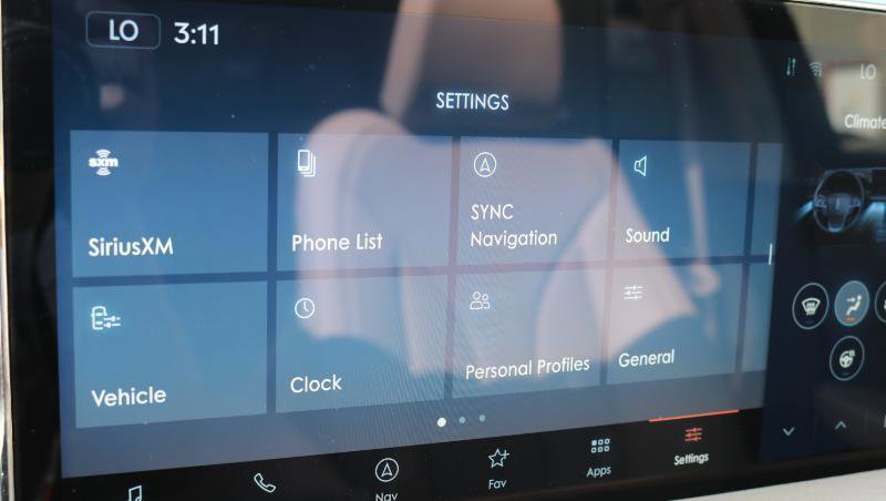 Used 2023 Lincoln Nautilus Reserve w/ Cargo Utility Package AWD/4WD image 18