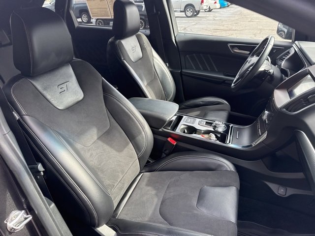 Used 2020 Ford Edge ST image 30