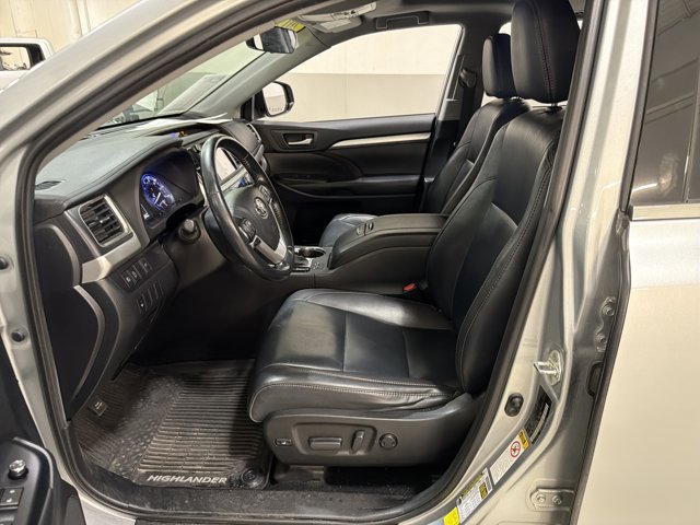 Used 2019 Toyota Highlander XLE AWD/4WD image 6