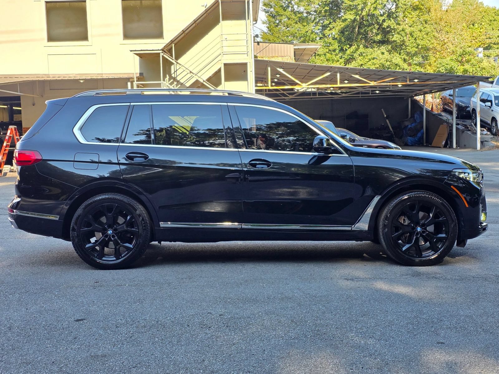 Used 2022 BMW X7 xDrive40i w/ Premium Package AWD/4WD image 8