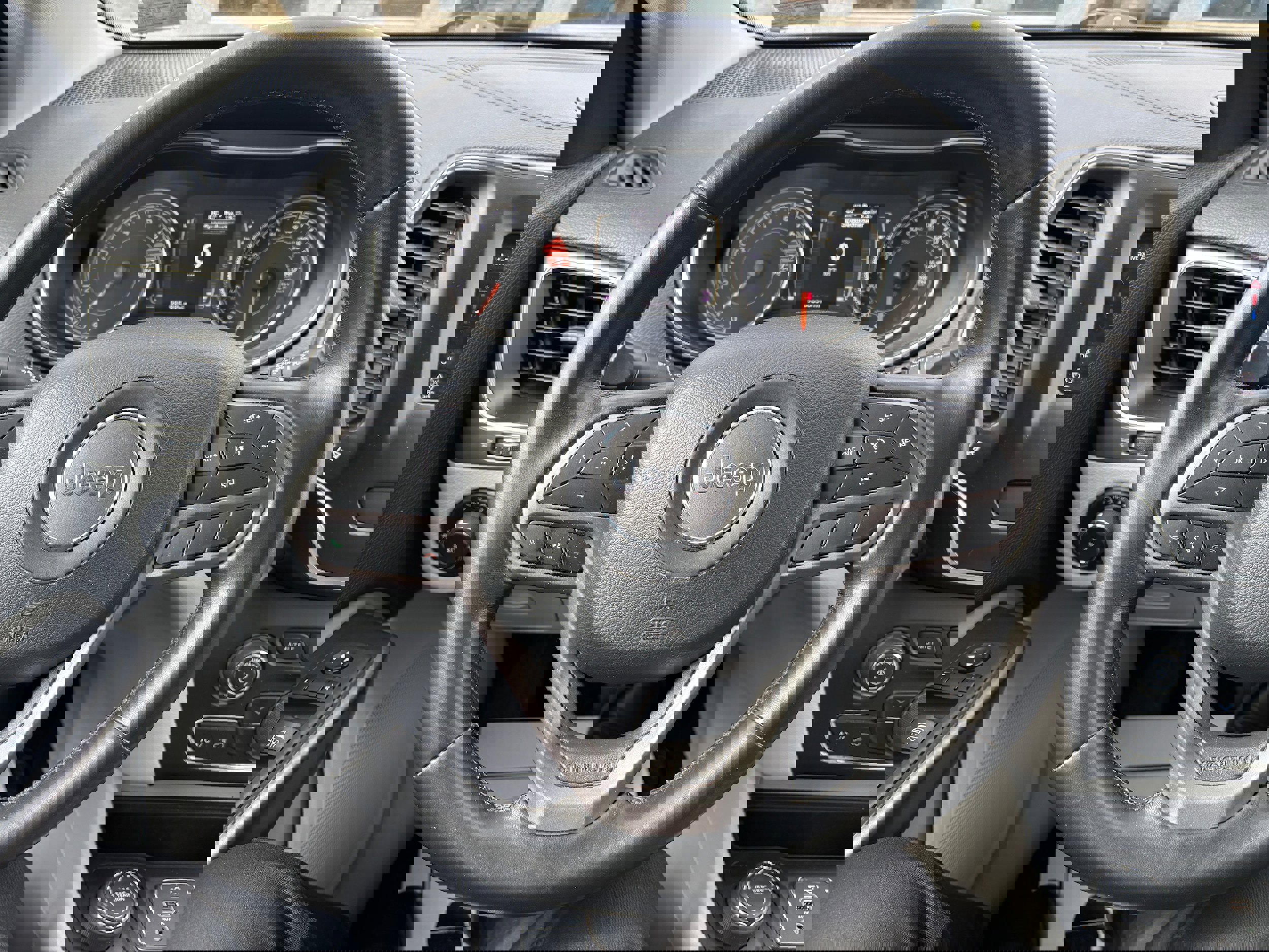 Used 2020 Jeep Cherokee Latitude Plus w/ Cold Weather Group image 11