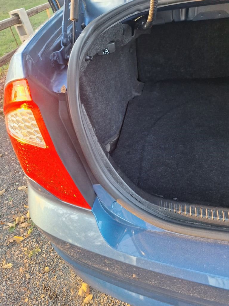 Used 2010 Ford Fusion SE image 2