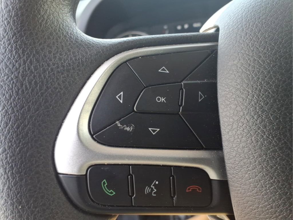 Used 2023 Jeep Renegade Latitude AWD/4WD image 19