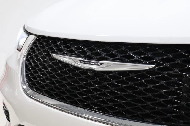 Used 2023 Chrysler Pacifica Touring-L FWD image 12