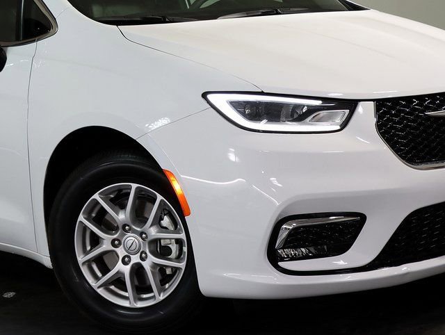 Used 2026 Chrysler Pacifica Select image 8