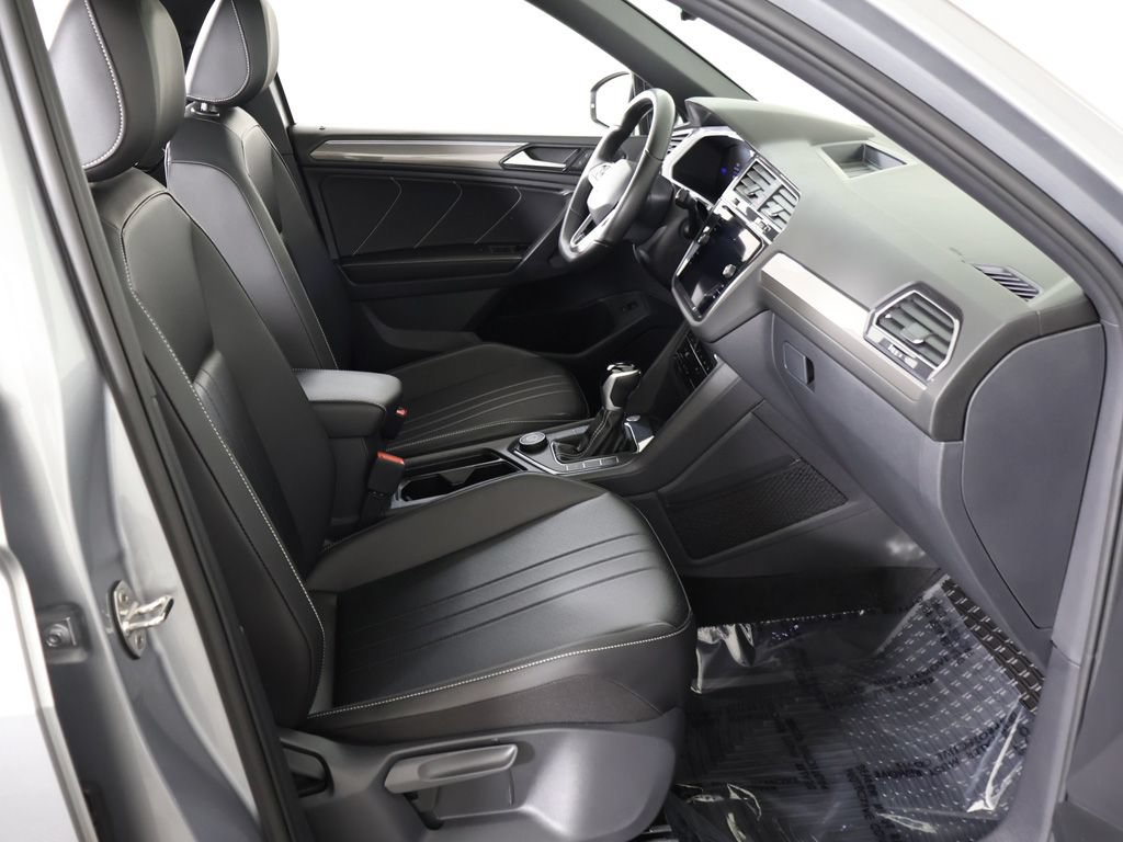Used 2024 Volkswagen Tiguan SE R-Line AWD/4WD image 32