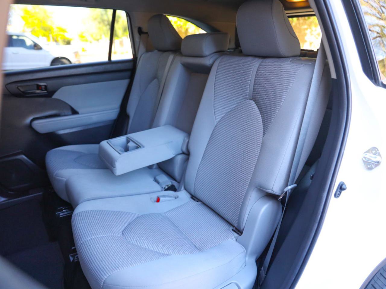 Used 2022 Toyota Highlander L image 12