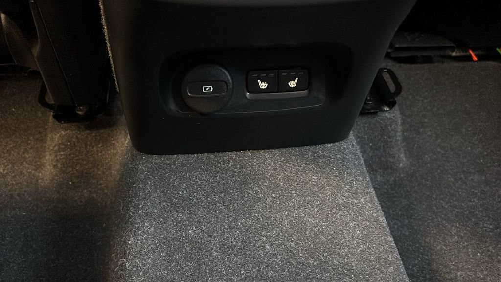 Certified 2024 Volvo XC40 B5 Core image 9