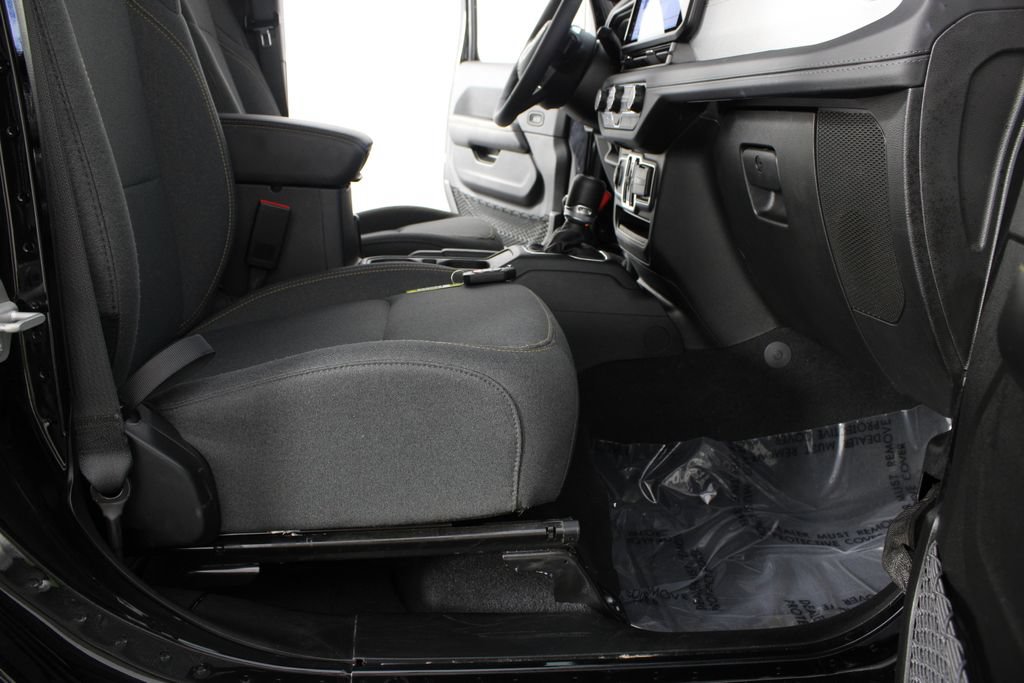 Used 2025 Jeep Wrangler Unlimited Sahara AWD/4WD image 19